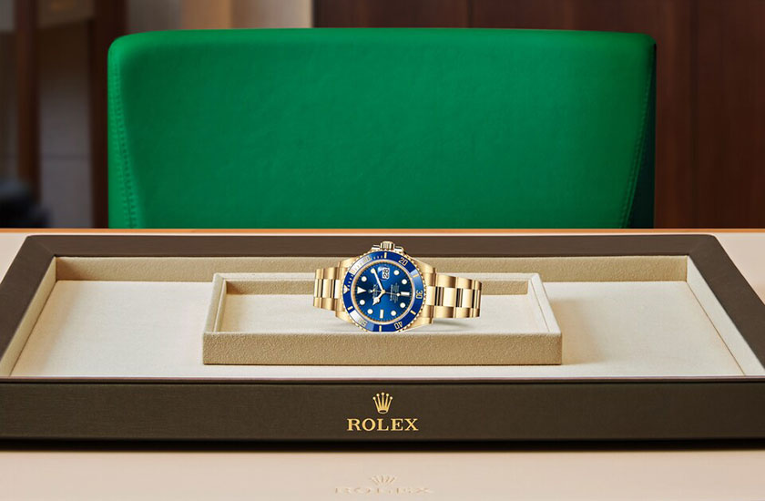 Rolex watch Submariner yellow gold and blue dial real in Grassy