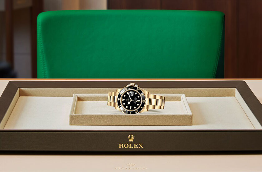 Rolex watch Submariner Date yellow gold and Black Dial watchdesk in Grassy