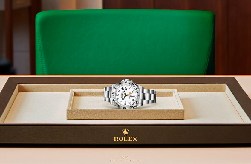 Presentación watchdesk reloj Rolex Explorer II de acero Oystersteel y esfera blanca en Grassy