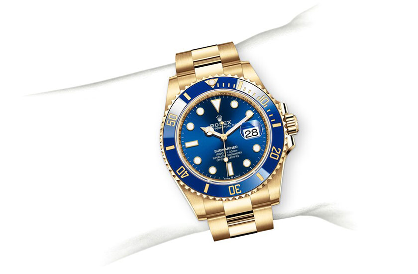 Simulation wrist Rolex Submariner Date yellow gold and blue dial real in Grassy