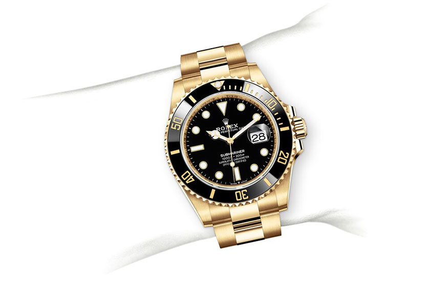 Simulation wrist Rolex Submariner Date yellow gold and Black Dial in Grassy