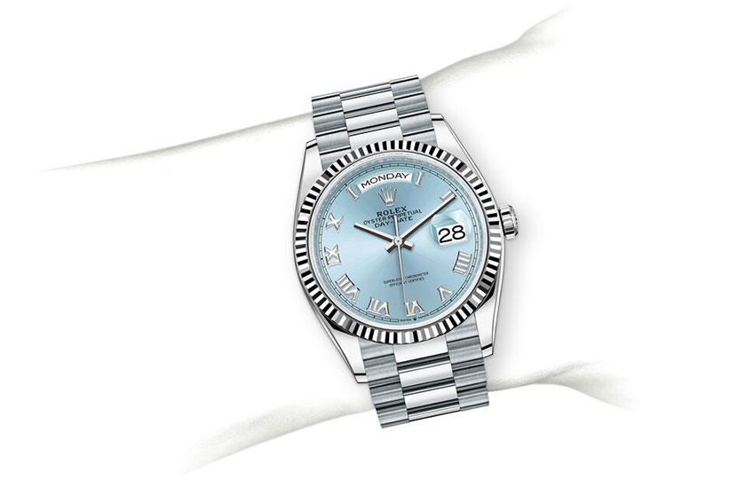 Simulation wrist Rolex Day-Date 36 de platinum and blue dial glaciar in Grassy