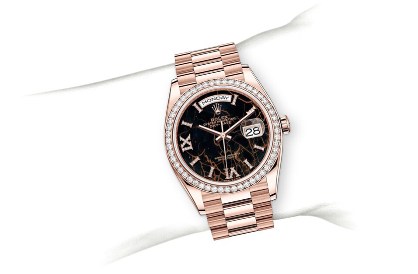 Simulation wrist Rolex Day-Date 36 Everose gold, diamonds and Eisenkiesel dial set with diamonds in Grassy